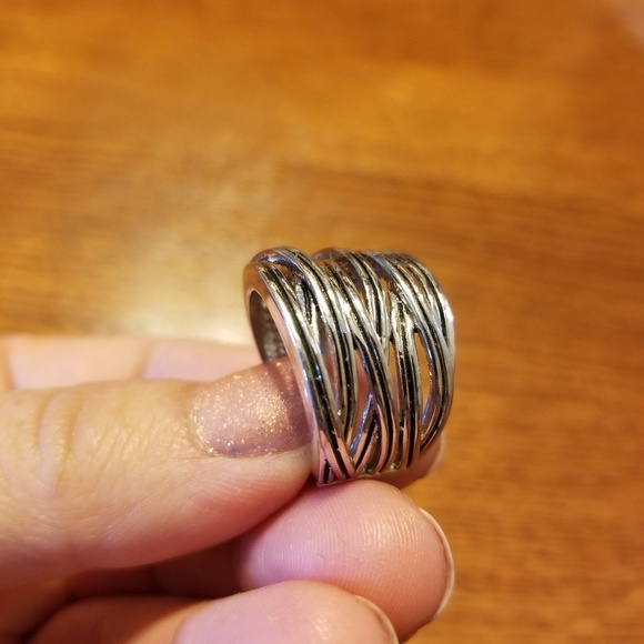 Lia Sophia ring size 8 - Picture 2 of 2